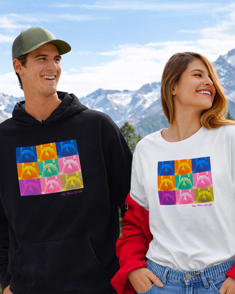 Collection Pop Art Pyrénées Kiwa portée par un homme en hoodie noir et une femme en t-shirt blanc