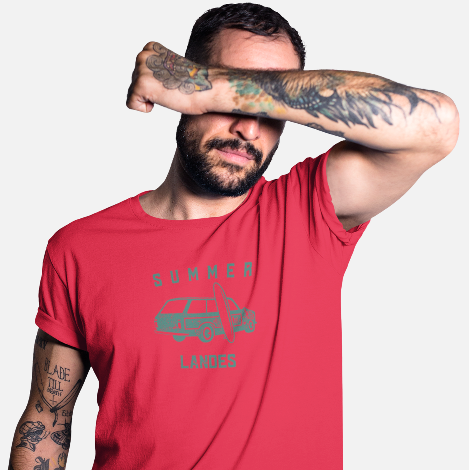T-shirt rouge Summer Landes avec design van surf vintage, esprit surf trip Sud-Ouest entre Hossegor et Biarritz