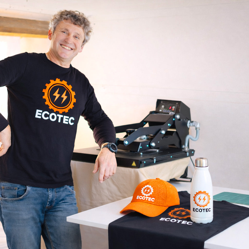 Atelier de personnalisation textile dans le Sud-Ouest avec t-shirt, casquette et gourde personnalisés