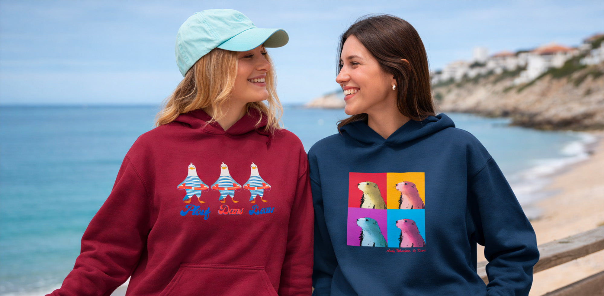 Deux femmes souriantes en sweats à capuche personnalisés imprimés au bord de la mer collection boutique