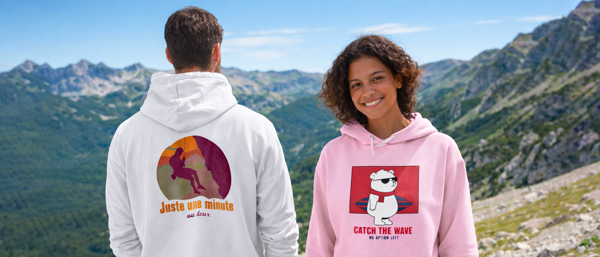 Homme de dos en hoodie blanc et femme métisse en hoodie rose personnalisés en extérieur montagne collection boutique