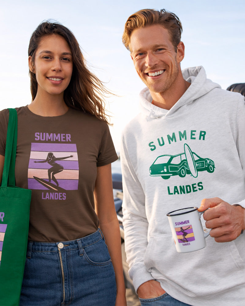 Couple portant la collection Summer Landes à Hossegor avec tote bag et mug personnalisés