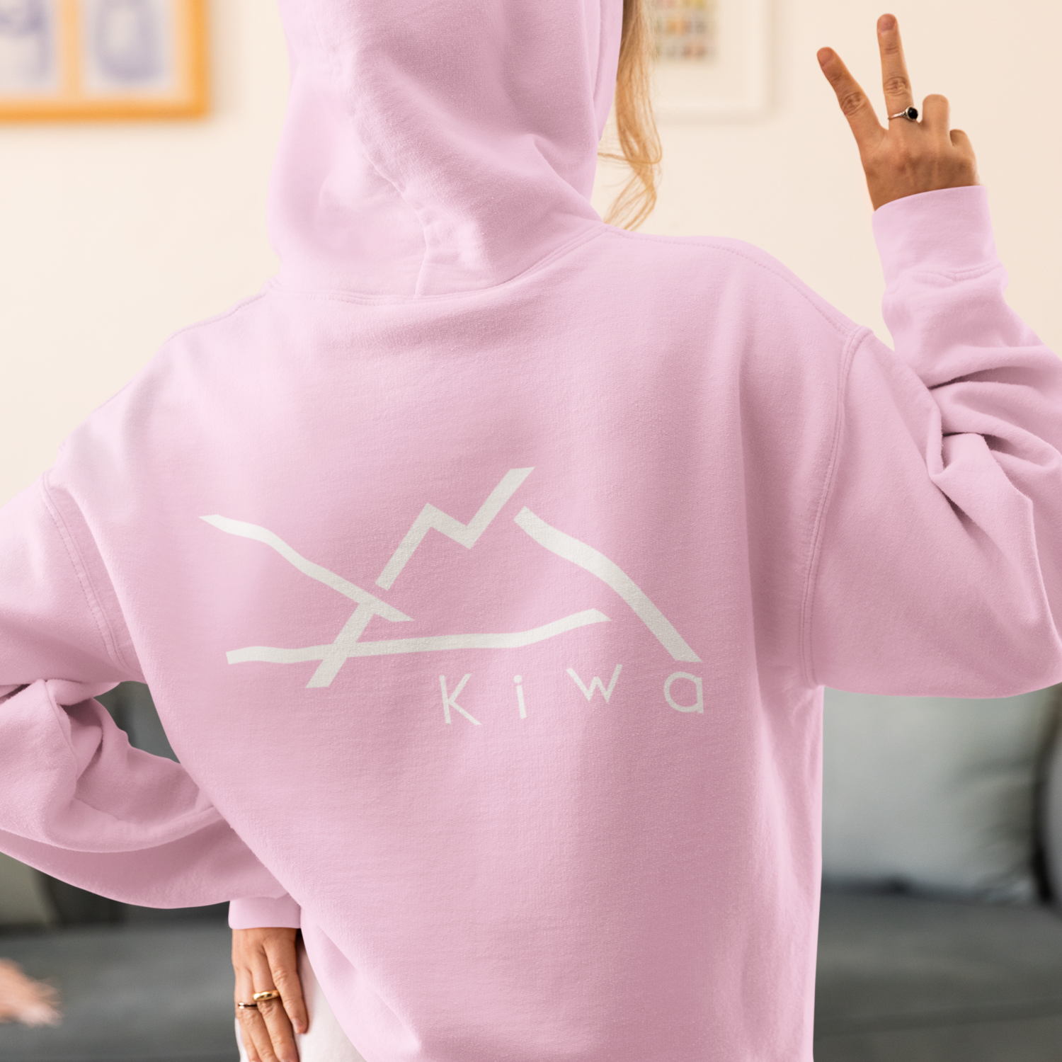 Sweat à capuche rose KIWA avec logo montagne blanc au dos, hoodie femme style casual sud-ouest.