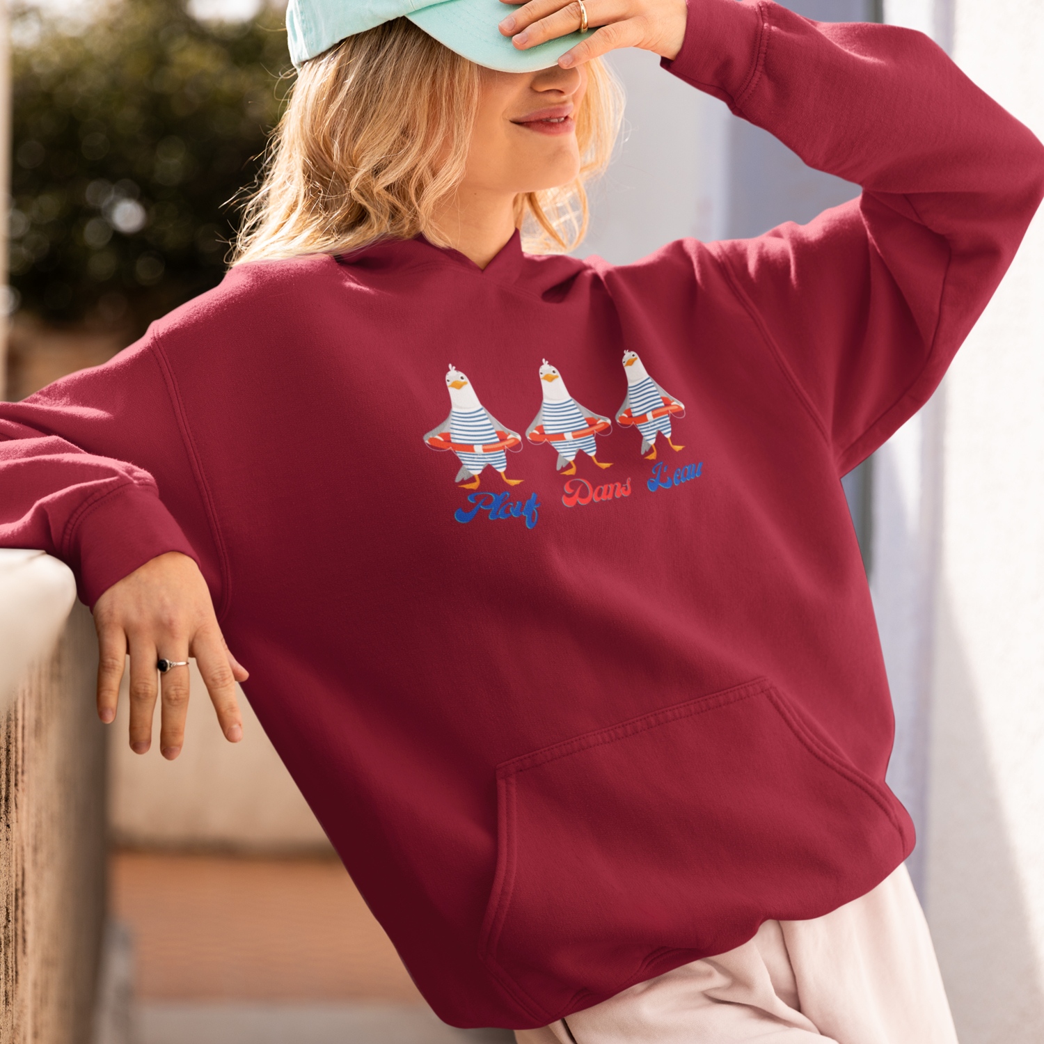 Sweat à capuche bordeaux femme Plouf dans l’eau Kiwa Sud-Ouest, style surf Hossegor Biarritz, illustration humoristique inspiration plage Atlantique et lifestyle sud-ouest.