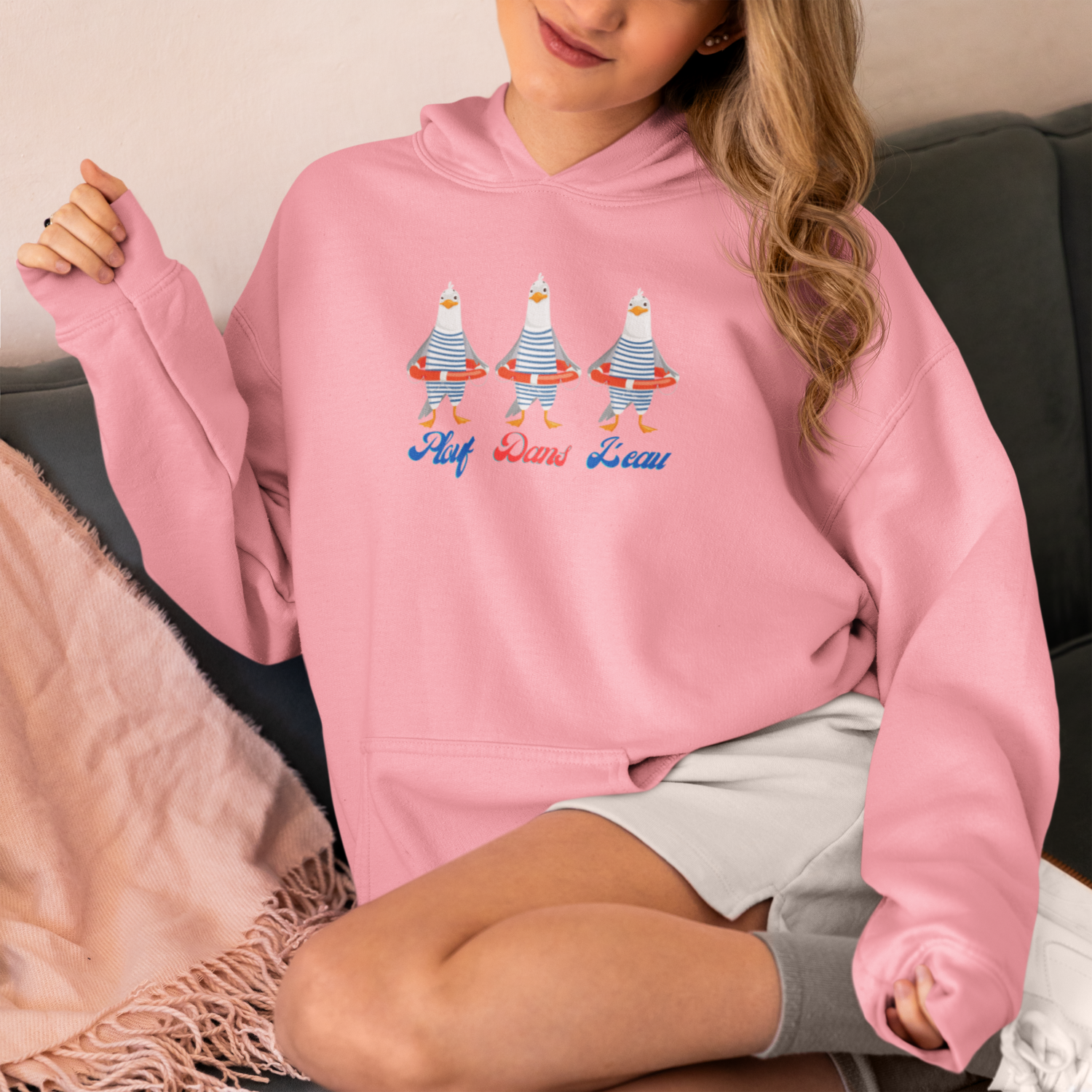 Sweat hoodie rose femme Plouf dans l’eau Kiwa Sud-Ouest, vêtements surf lifestyle Hossegor Biarritz, esprit fun et culture sud-ouest.