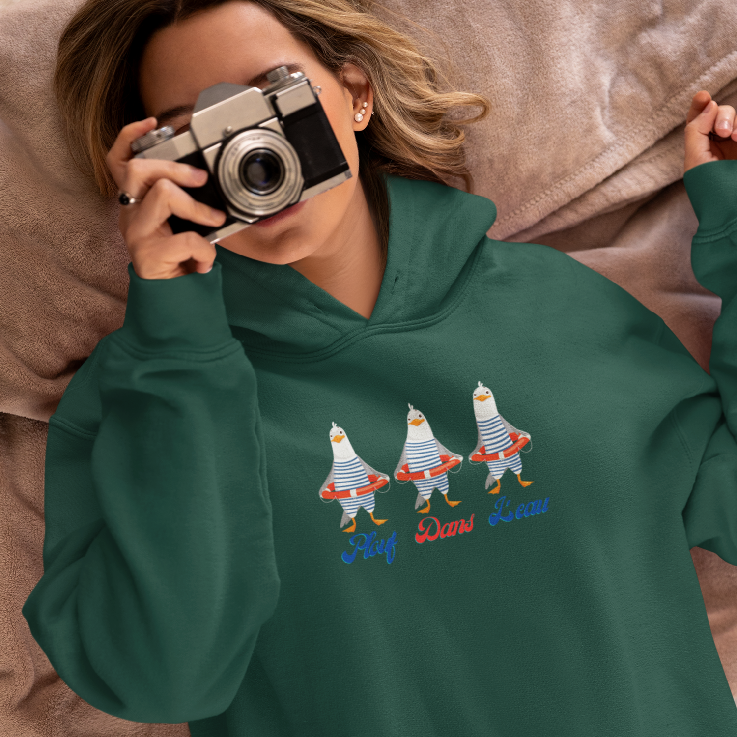 Sweat à capuche vert bouteille Plouf dans l’eau Kiwa Sud-Ouest, univers surf Landes Hossegor et montagne Béarn, illustration canards style plage Atlantique.