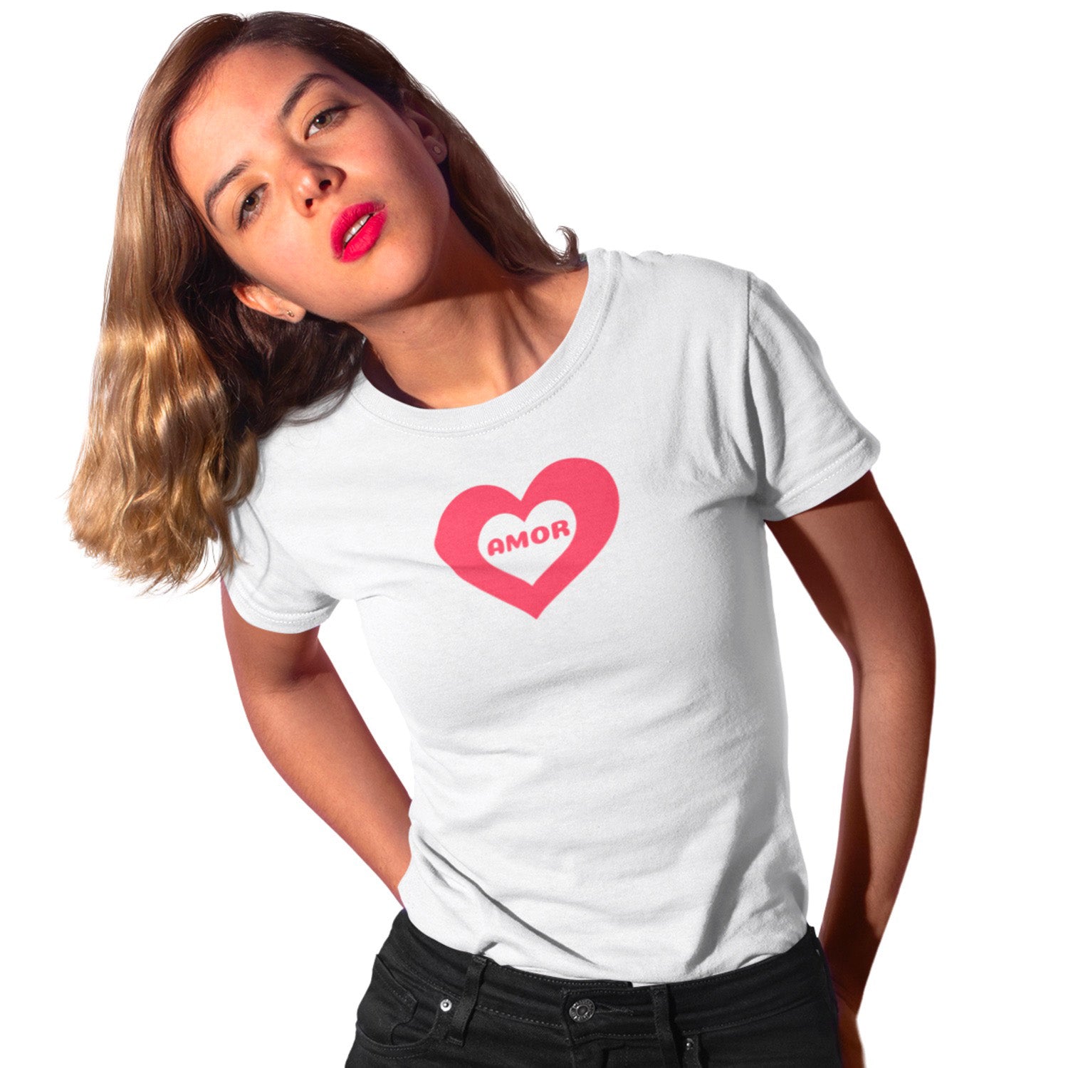 T-shirt femme blanc Amor avec cœur rose minimaliste, look casual surf et lifestyle sud-ouest.