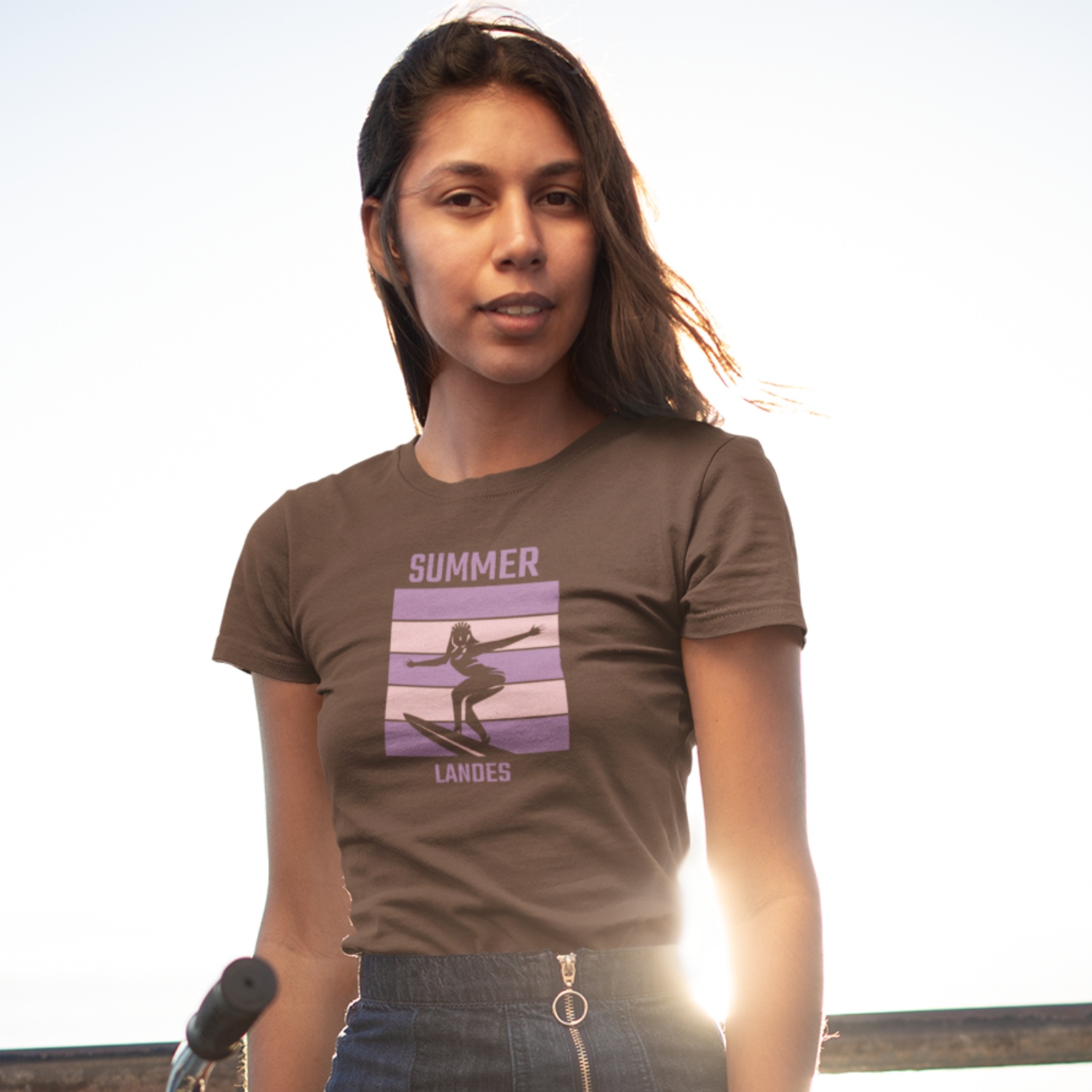T-shirt femme marron Summer Landes avec illustration surfeuse rétro esprit plage Sud-Ouest